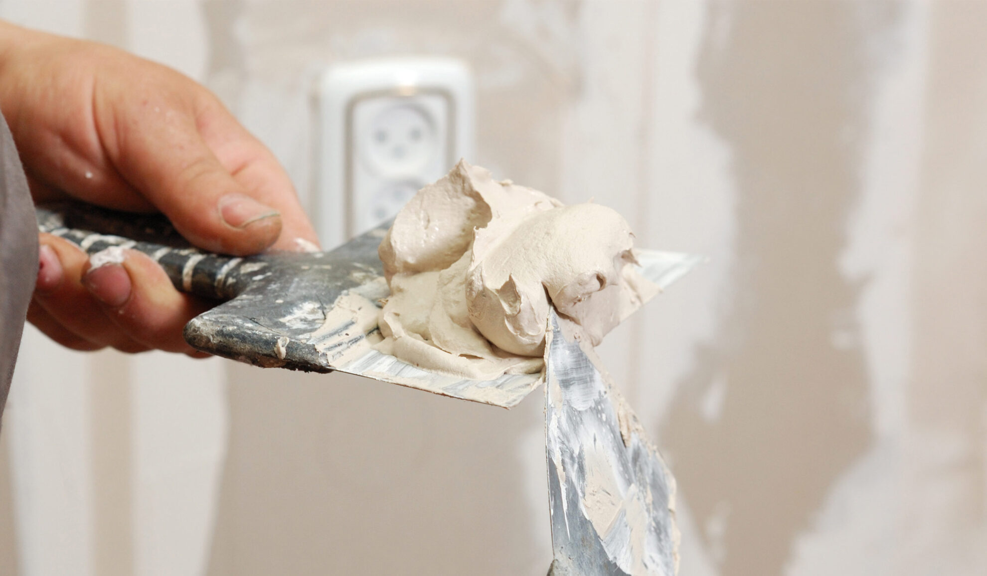contractor hands close up with spatula and plaster kinnelon nj